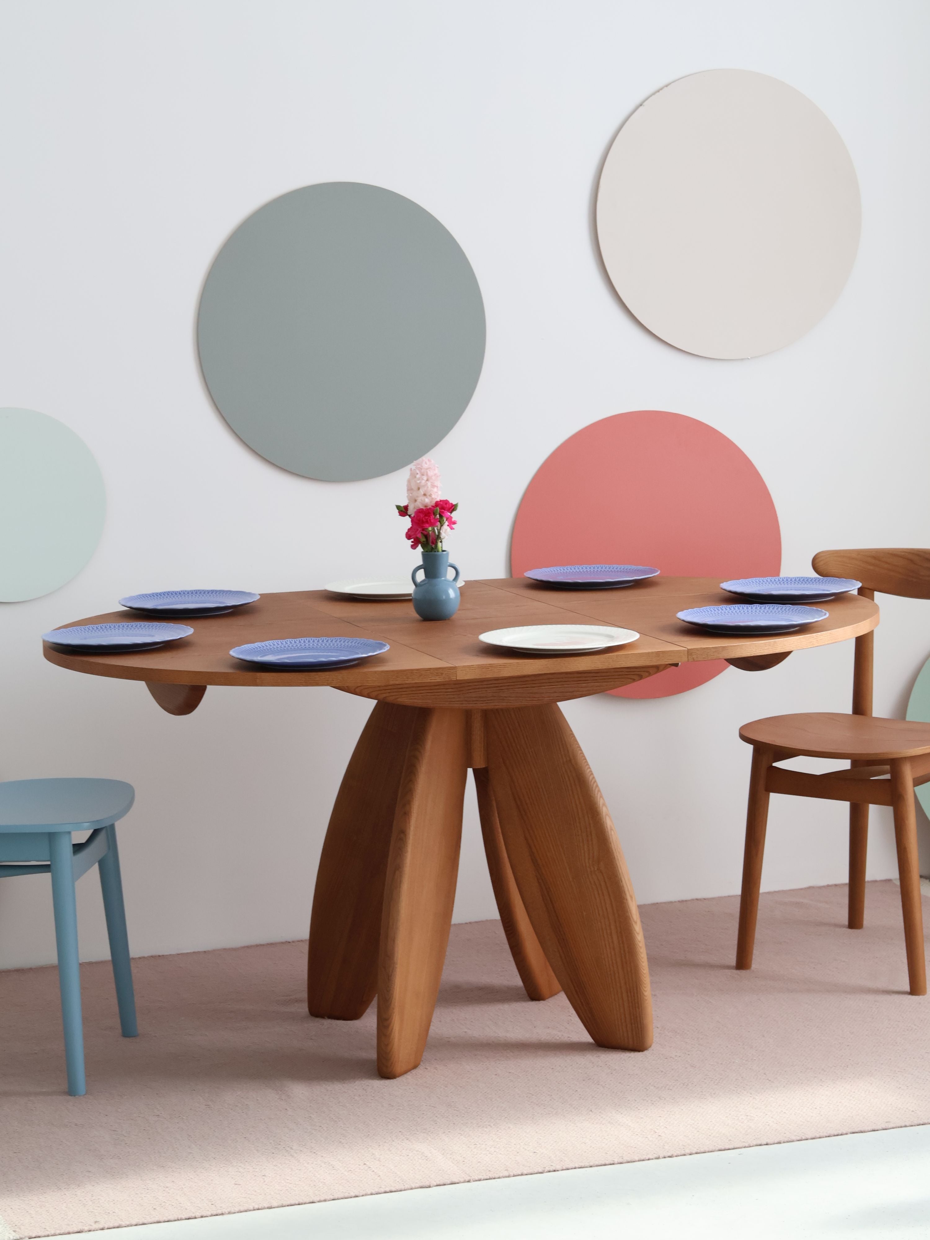 Leaves Extendable Dining Table