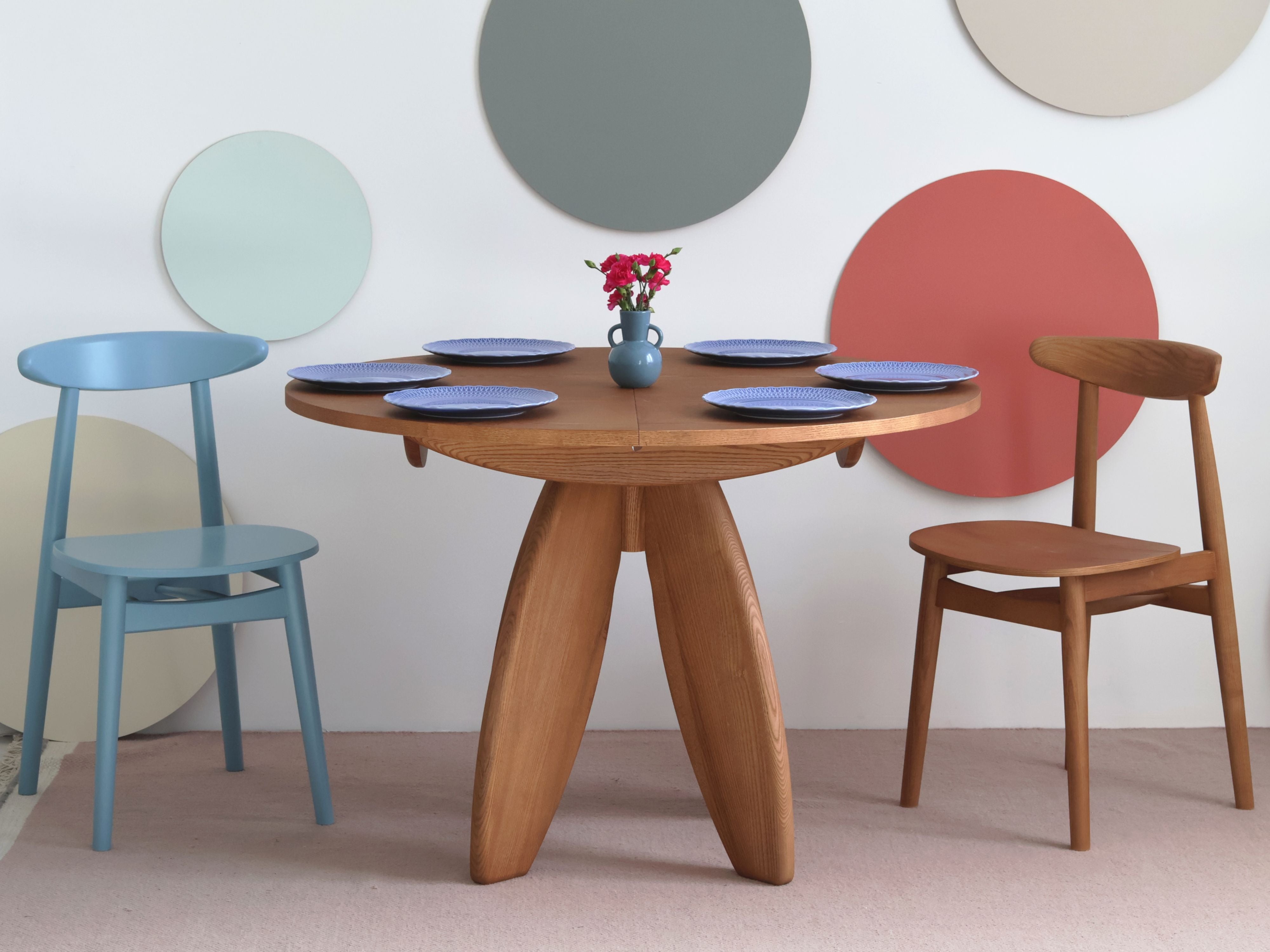 Leaves Extendable Dining Table