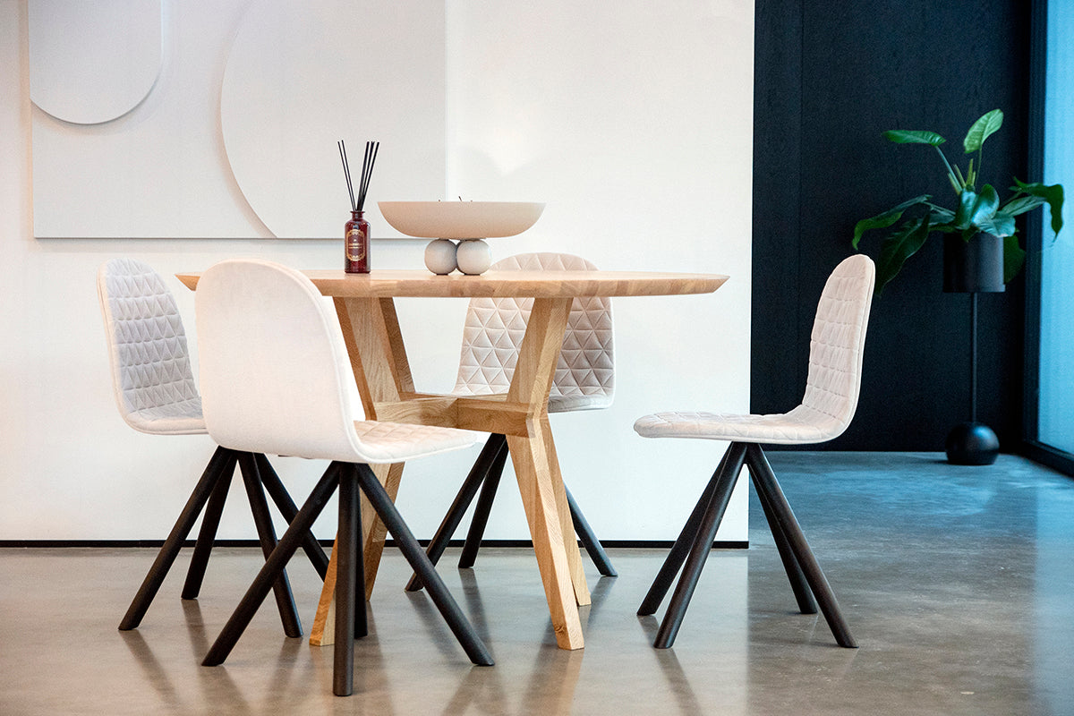 Piko Oak Round Dining Table - WOO .Design