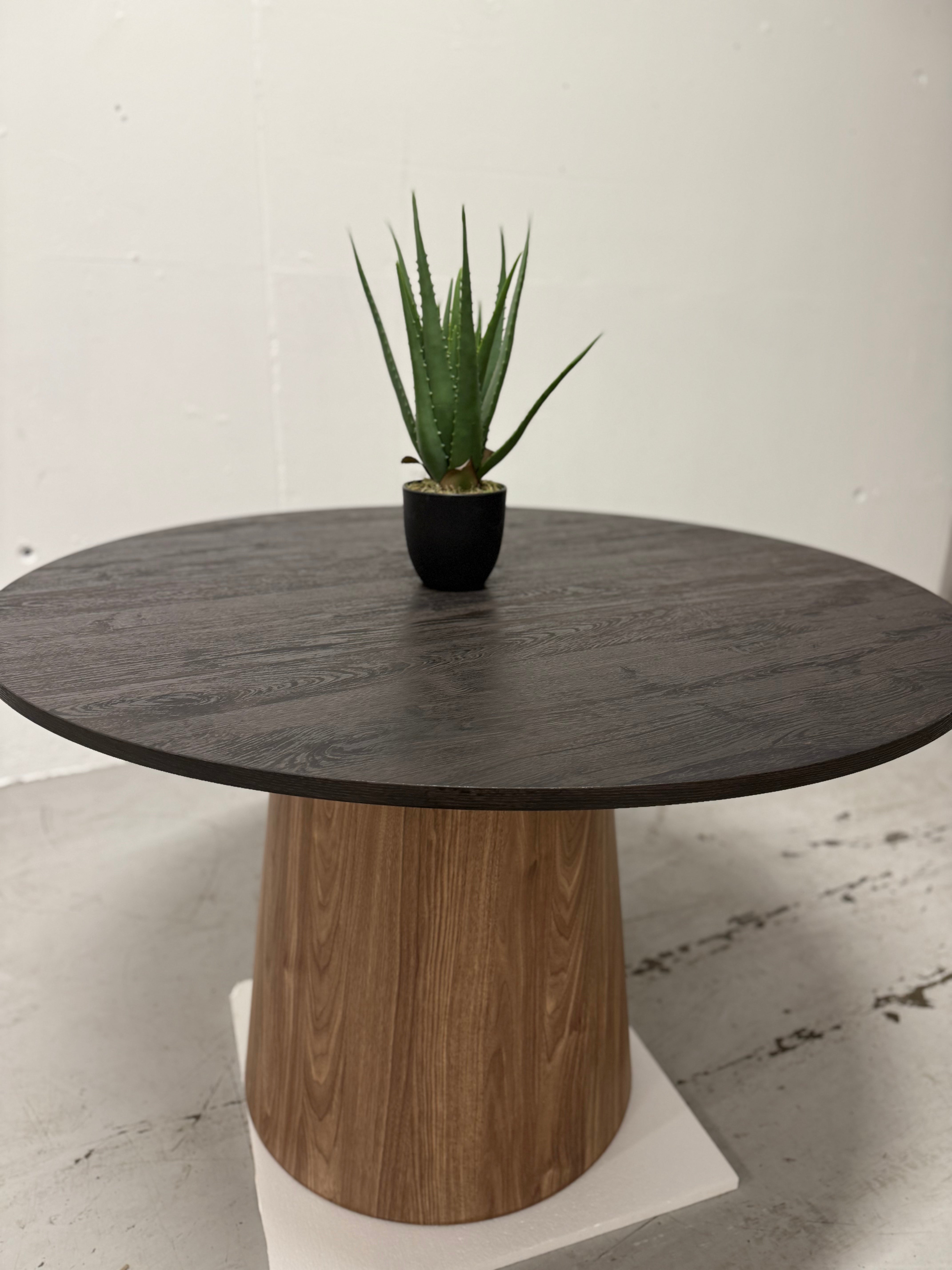Maan Round Dining Table (Outlet)
