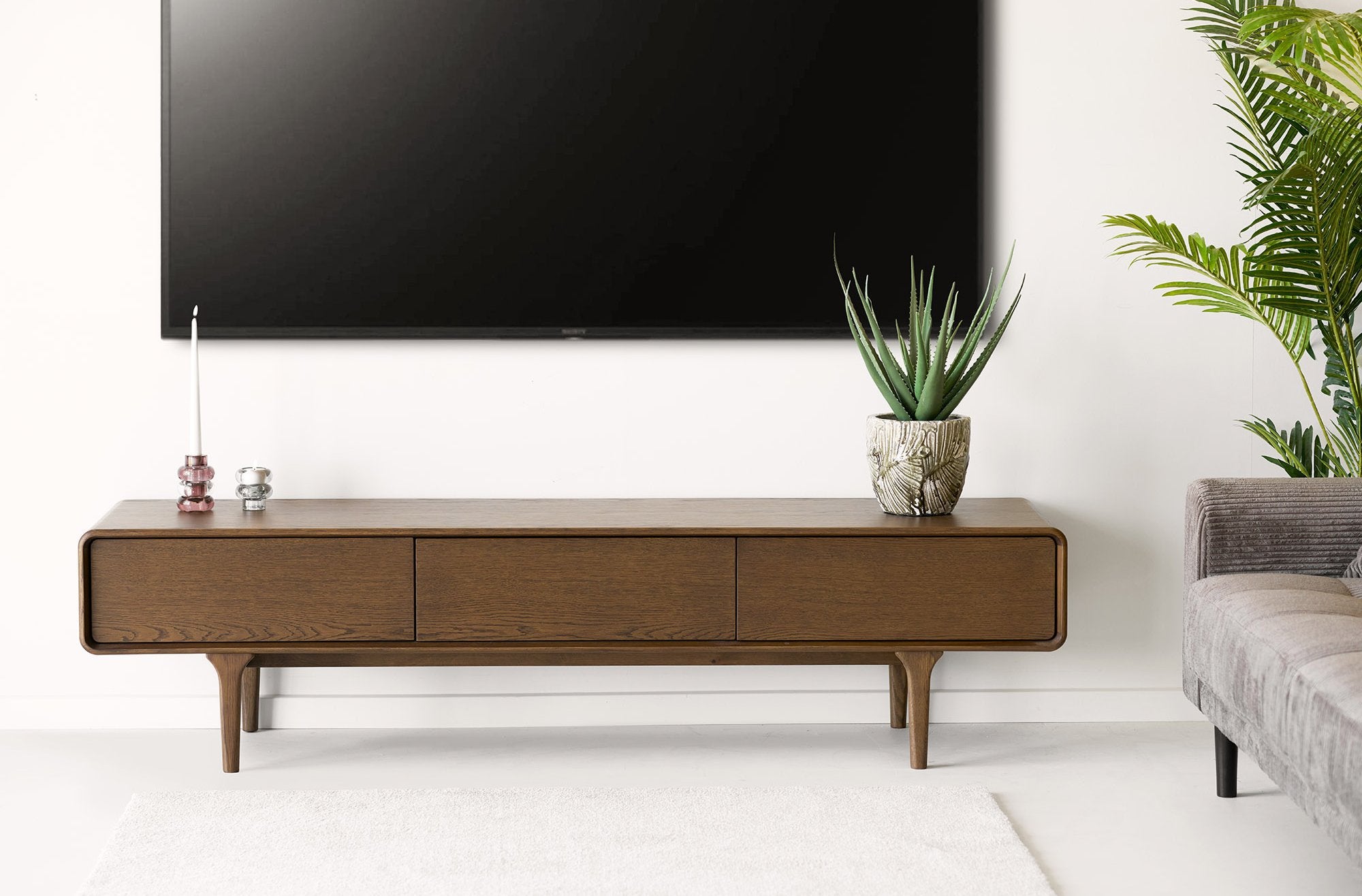 Darwin TV Bench