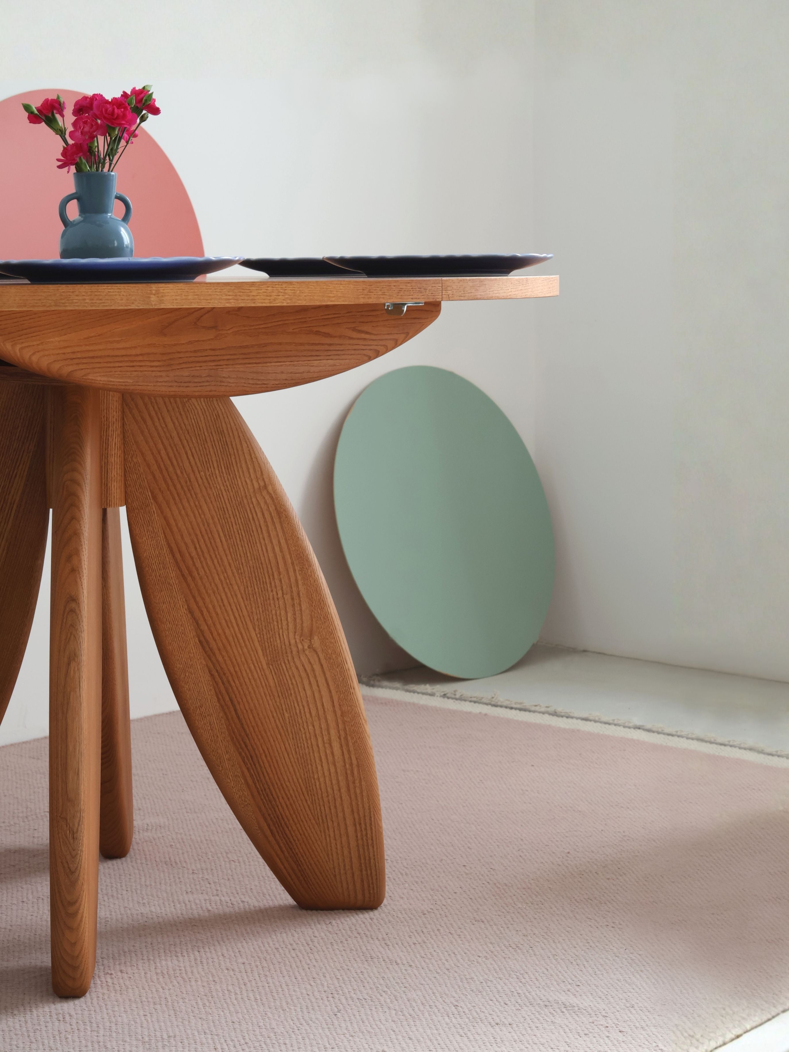 Leaves Extendable Dining Table