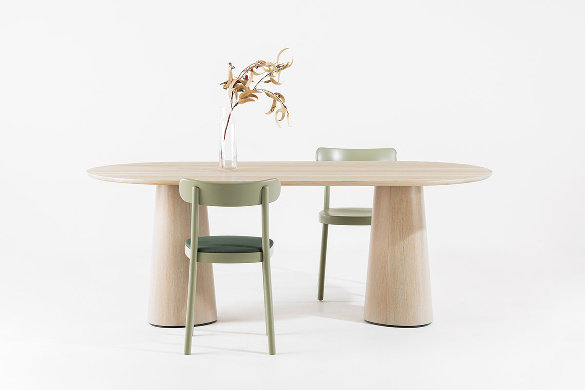 P.O.V. 470 Oval Dining Table