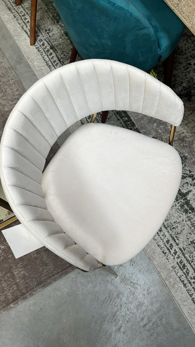 Belle White Velvet Gold Chair with Armrest (4/Set) (Floor Model)