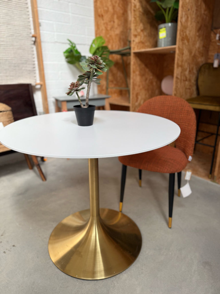 Invitation White/Brass Set Table (Outlet)